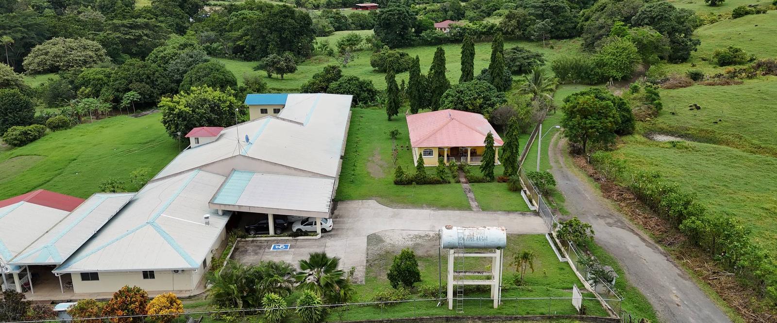 Vista aérea del hogar entre potreros y colinas de Los Santos